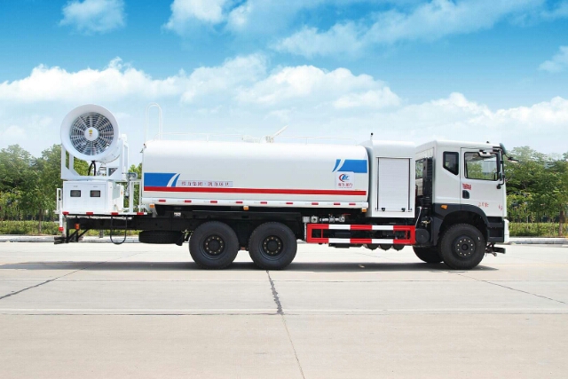 15噸多功能抑塵車噴的是水，因此也叫霧炮車