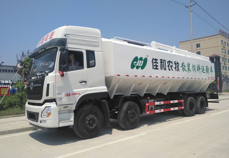 液壓散裝飼料車(chē)是怎么操作的？要注意哪些事項(xiàng)？